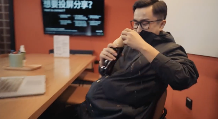 探路者“防水逆”冲锋衣，实用中透着一丝沙雕