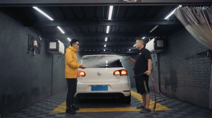 探路者“防水逆”冲锋衣，实用中透着一丝沙雕