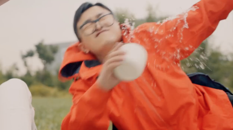 探路者“防水逆”冲锋衣，实用中透着一丝沙雕