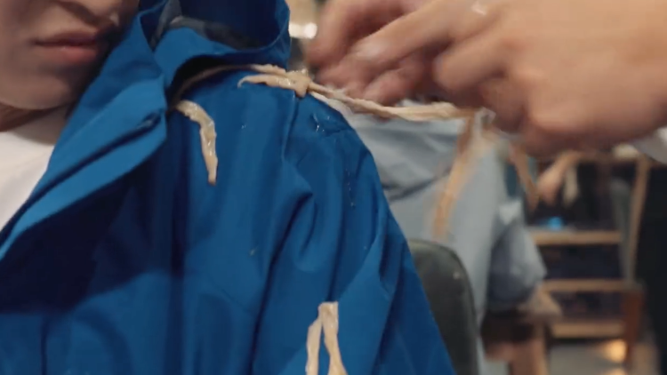 探路者“防水逆”冲锋衣，实用中透着一丝沙雕