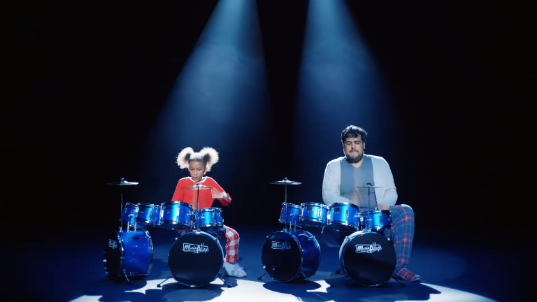 英国连锁零售商Argos圣诞节广告：我和女儿有一样的音乐梦！