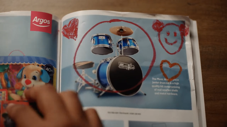 英国连锁零售商Argos圣诞节广告：我和女儿有一样的音乐梦！