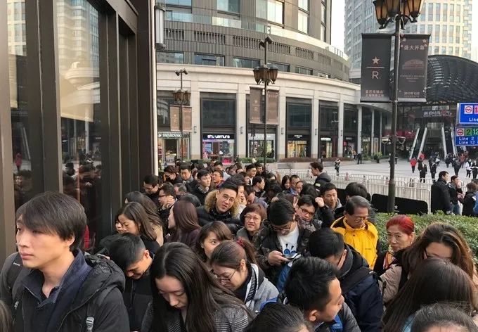 星巴克在芝加哥开了家“火箭”旗舰店，是博物馆、更是游乐园！