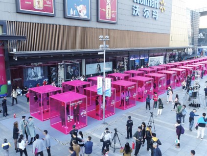 万达广场唯品会“12.8特卖大会”：第一次见到差别最大的双胞胎