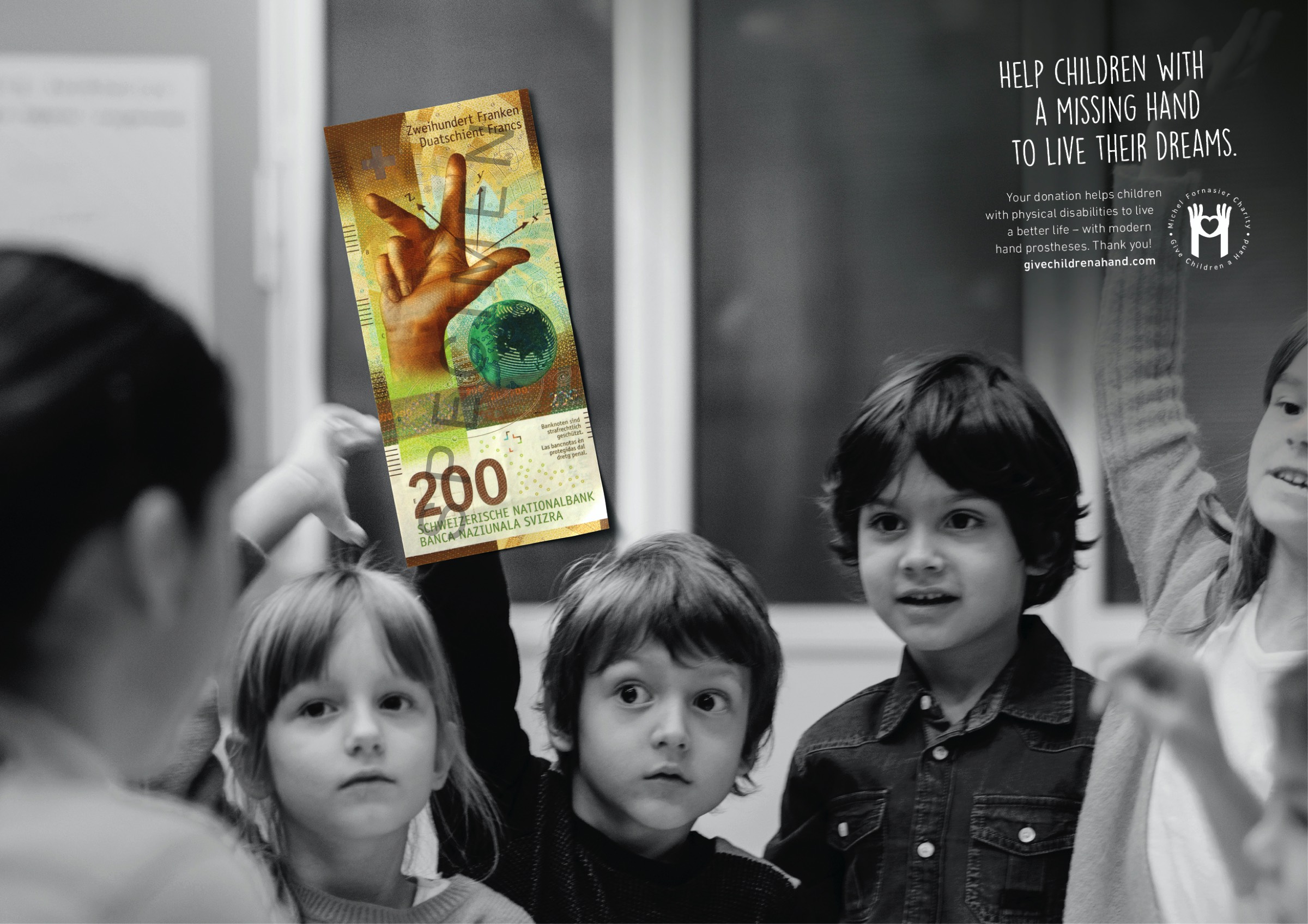 创意公益海报，让瑞士法郎向失手儿童伸出援“手”！