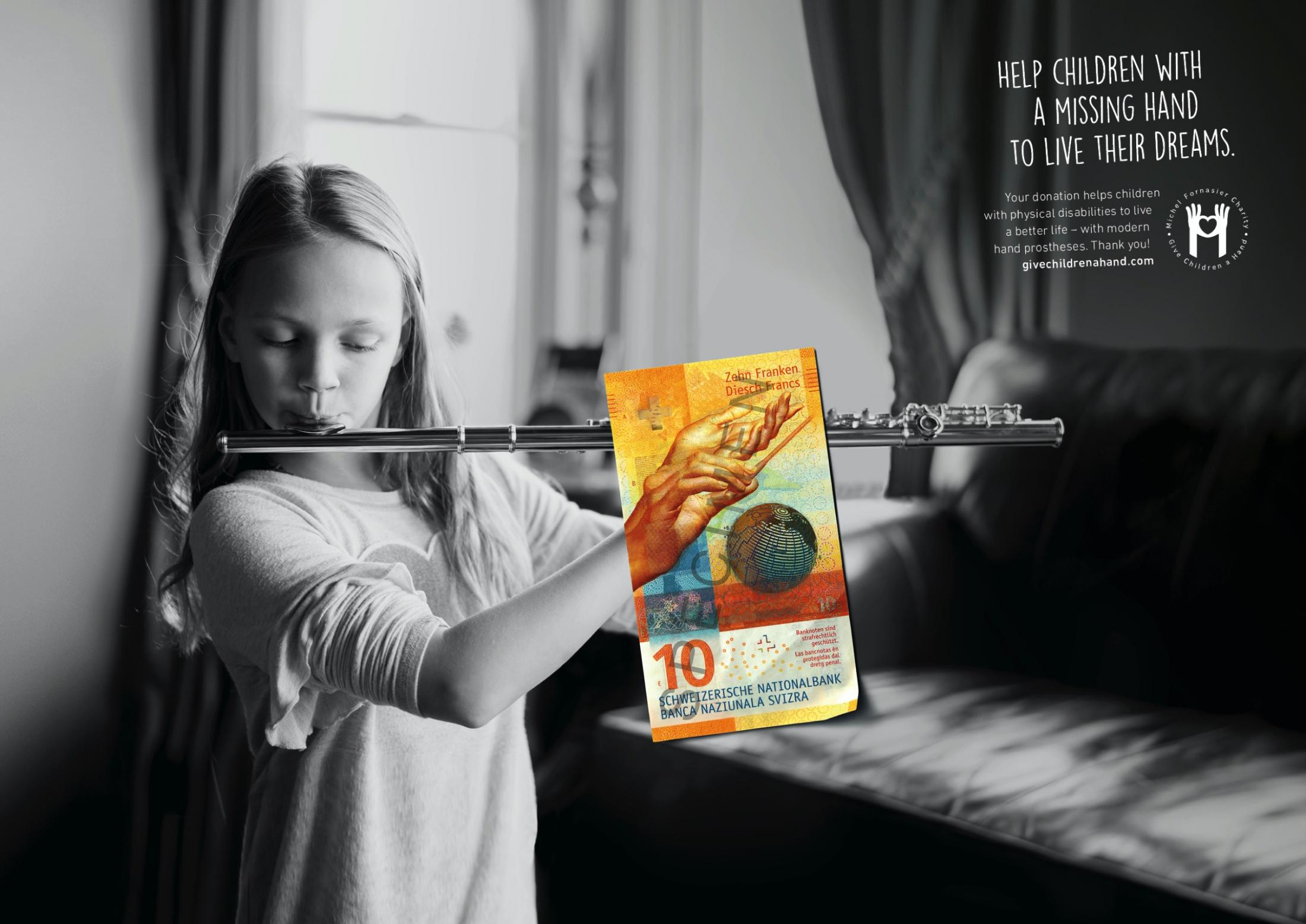 创意公益海报，让瑞士法郎向失手儿童伸出援“手”！