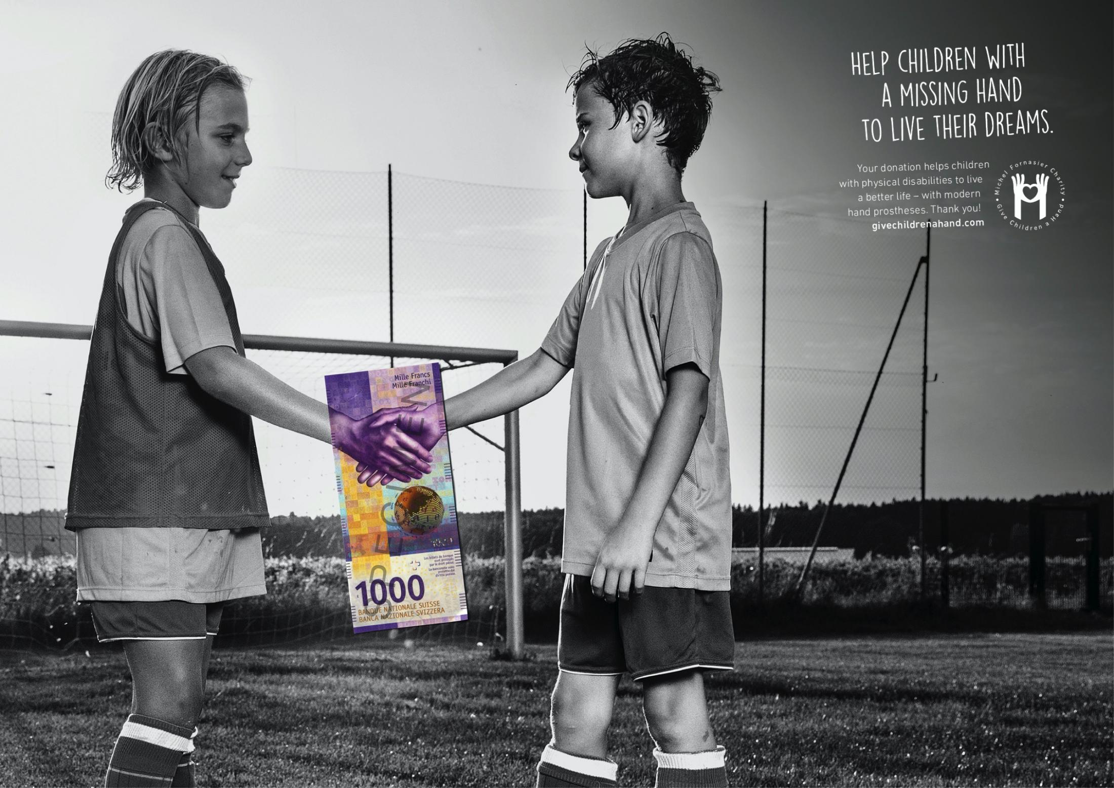 创意公益海报，让瑞士法郎向失手儿童伸出援“手”！