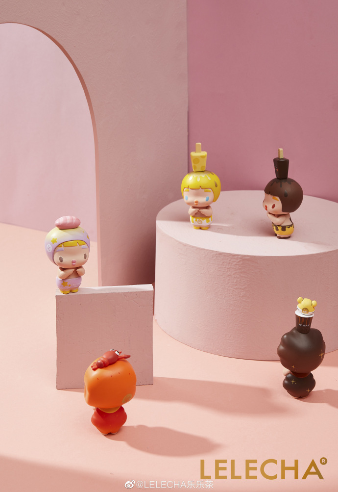 乐乐茶推出萌系盲盒，你见过顶着麻辣龙虾包的公仔嘛？