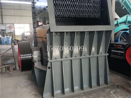 大型移动箱式破碎机设备生产线